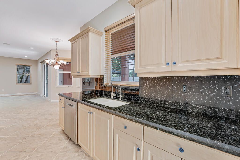 For Sale: $965,000 (5 beds, 5 baths, 3974 Square Feet)