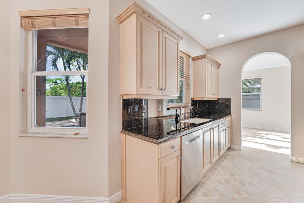 For Sale: $965,000 (5 beds, 5 baths, 3974 Square Feet)