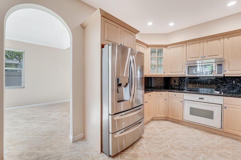 For Sale: $965,000 (5 beds, 5 baths, 3974 Square Feet)