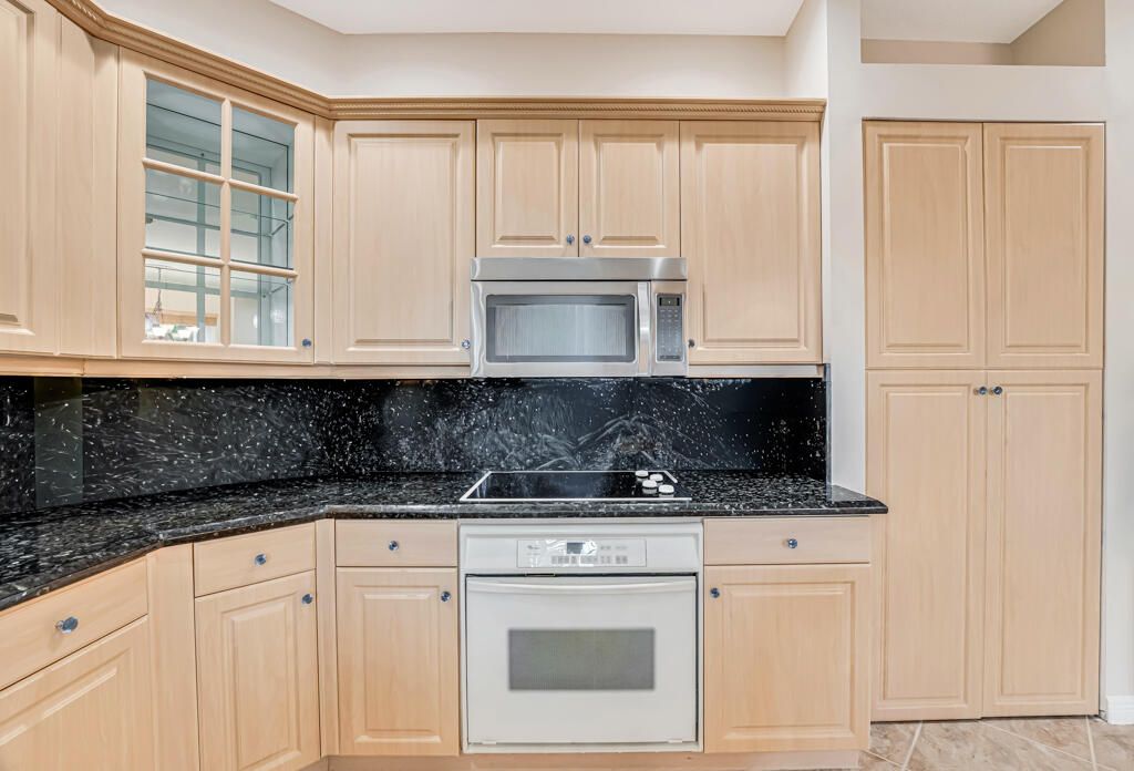 For Sale: $965,000 (5 beds, 5 baths, 3974 Square Feet)