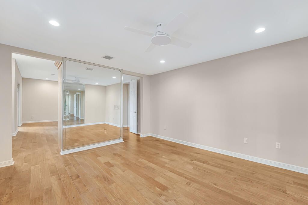 For Sale: $965,000 (5 beds, 5 baths, 3974 Square Feet)