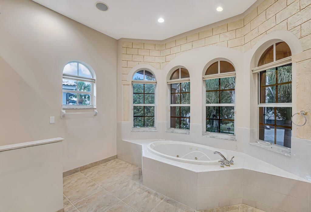 For Sale: $965,000 (5 beds, 5 baths, 3974 Square Feet)