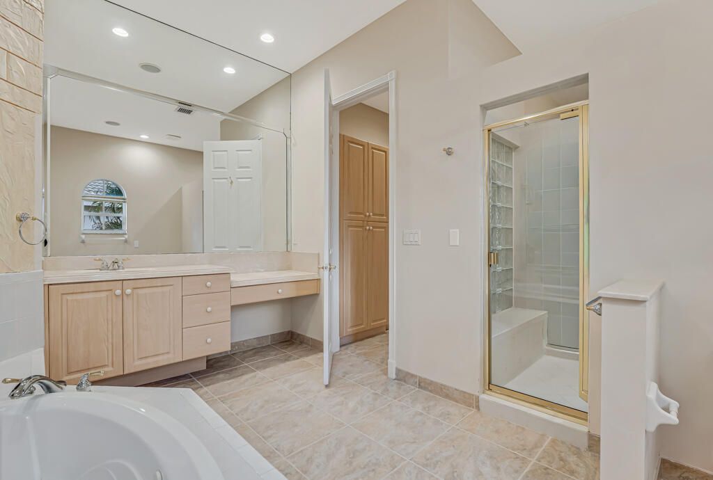 For Sale: $965,000 (5 beds, 5 baths, 3974 Square Feet)