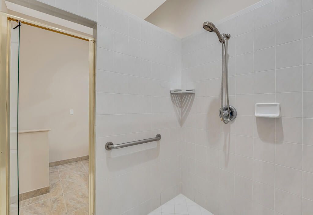 For Sale: $965,000 (5 beds, 5 baths, 3974 Square Feet)