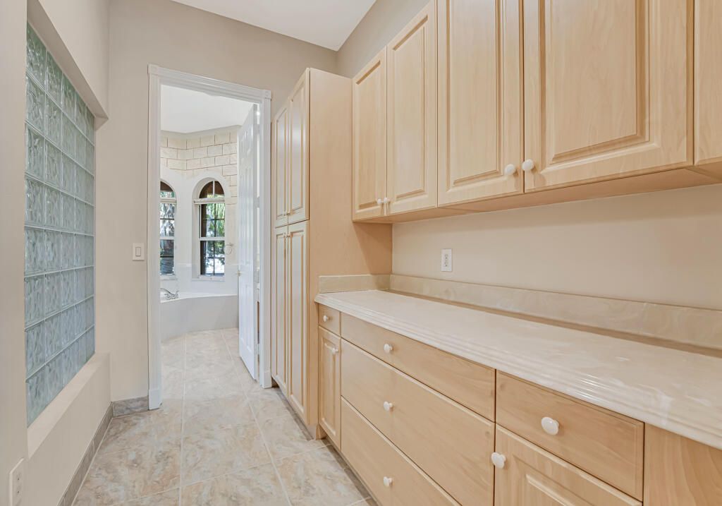 For Sale: $965,000 (5 beds, 5 baths, 3974 Square Feet)