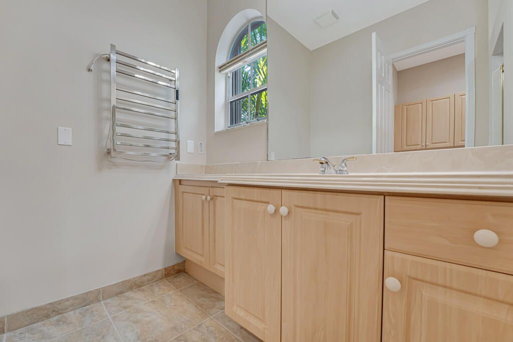 For Sale: $965,000 (5 beds, 5 baths, 3974 Square Feet)