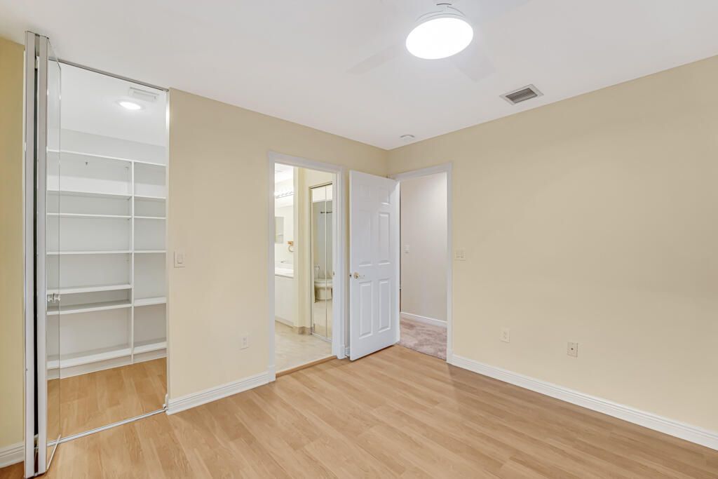 For Sale: $965,000 (5 beds, 5 baths, 3974 Square Feet)