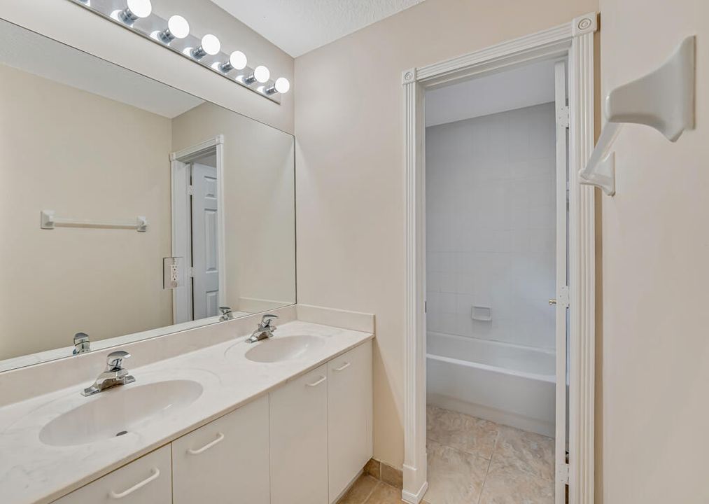 For Sale: $965,000 (5 beds, 5 baths, 3974 Square Feet)