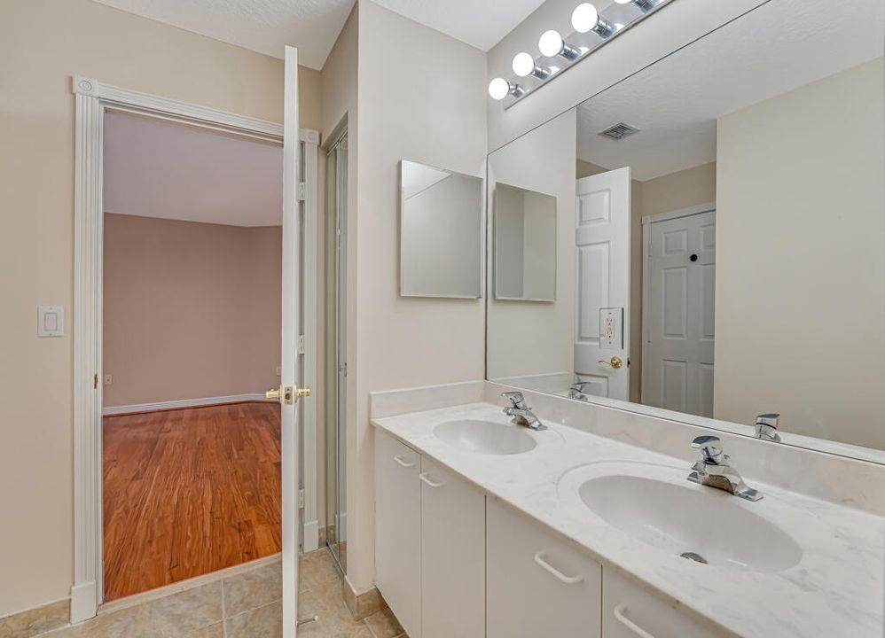 For Sale: $965,000 (5 beds, 5 baths, 3974 Square Feet)