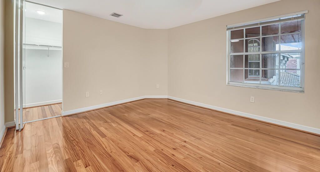 For Sale: $965,000 (5 beds, 5 baths, 3974 Square Feet)