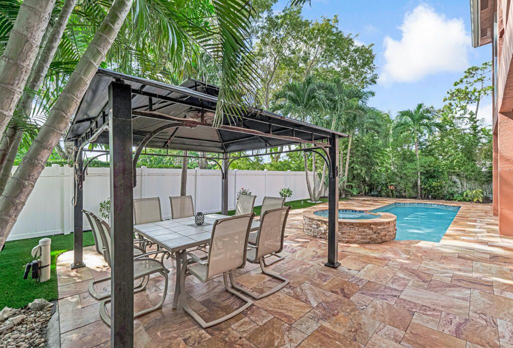 For Sale: $965,000 (5 beds, 5 baths, 3974 Square Feet)