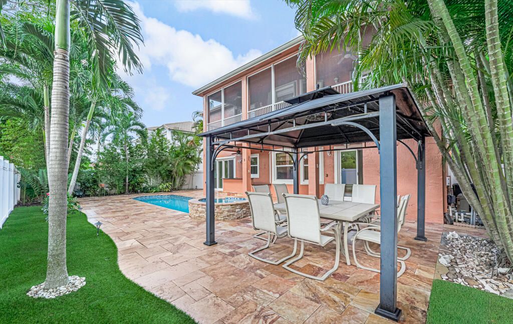 For Sale: $965,000 (5 beds, 5 baths, 3974 Square Feet)