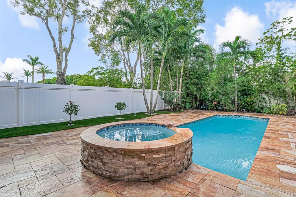 For Sale: $965,000 (5 beds, 5 baths, 3974 Square Feet)