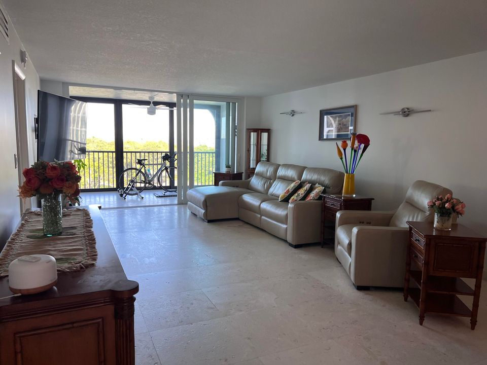 For Rent: $3,650 (2 beds, 2 baths, 1233 Square Feet)