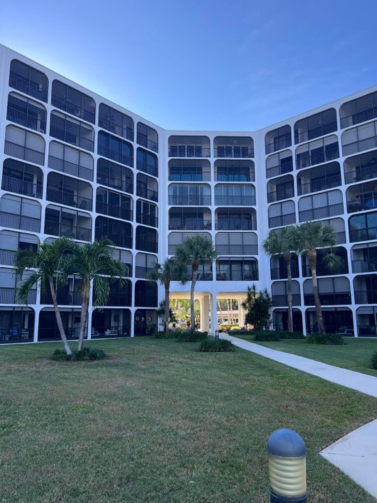 For Rent: $3,650 (2 beds, 2 baths, 1233 Square Feet)