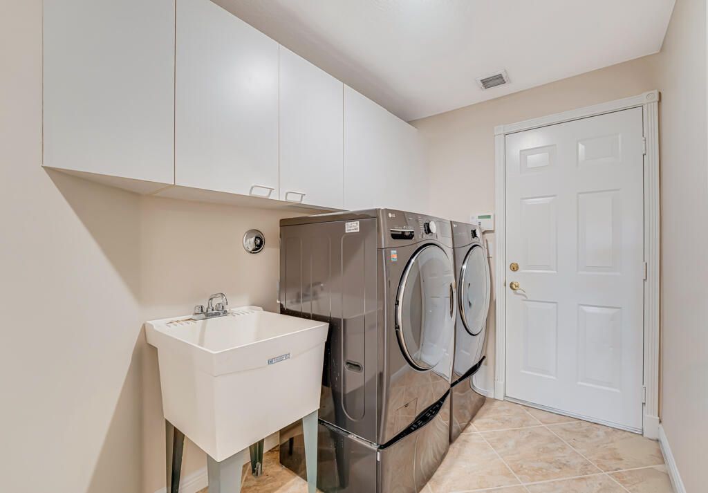 For Sale: $965,000 (5 beds, 5 baths, 3974 Square Feet)