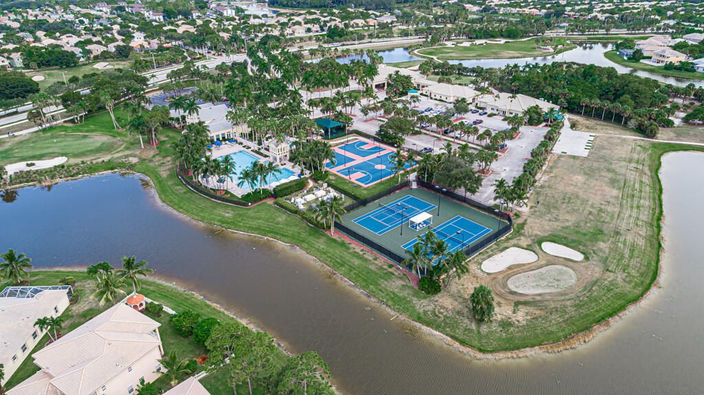 For Sale: $965,000 (5 beds, 5 baths, 3974 Square Feet)