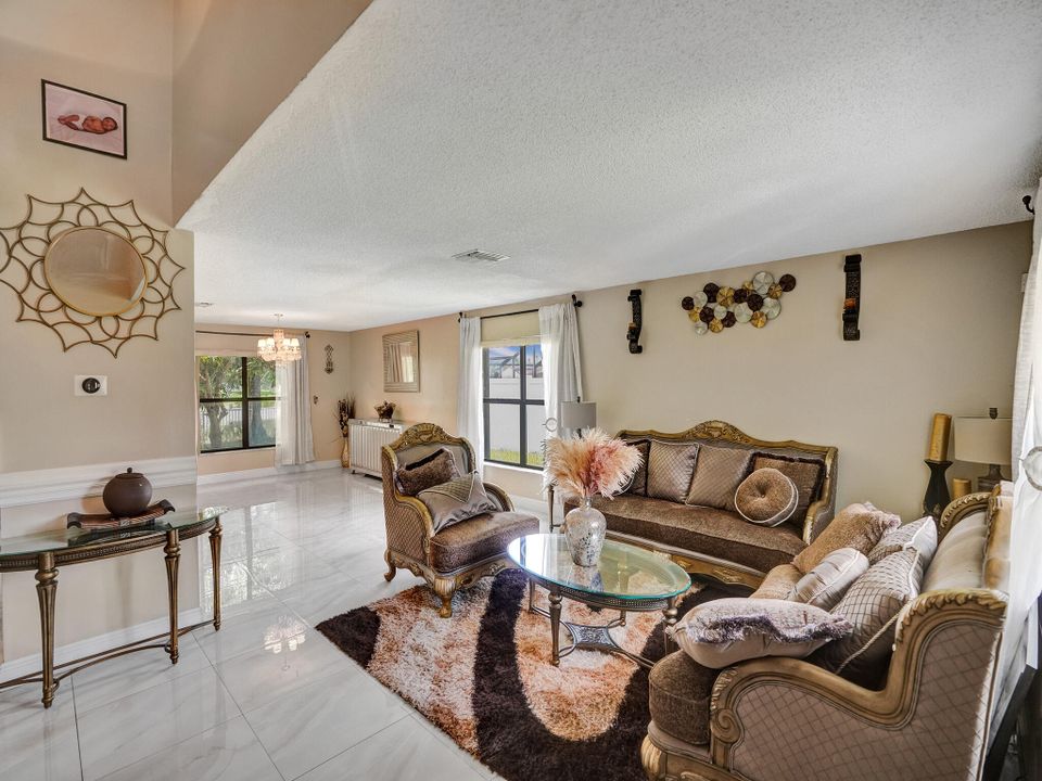 Activo con contrato: $680,000 (4 camas, 3 baños, 2270 Pies cuadrados)