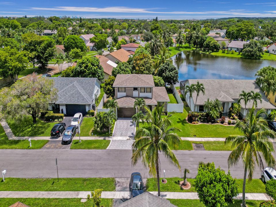 Activo con contrato: $680,000 (4 camas, 3 baños, 2270 Pies cuadrados)