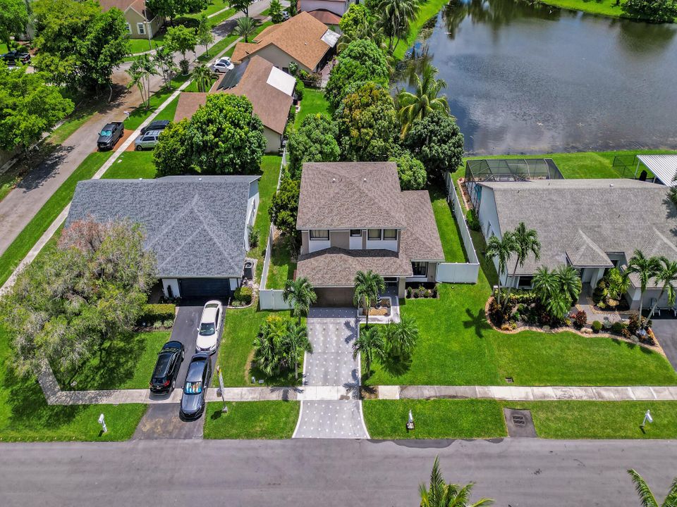 Activo con contrato: $680,000 (4 camas, 3 baños, 2270 Pies cuadrados)