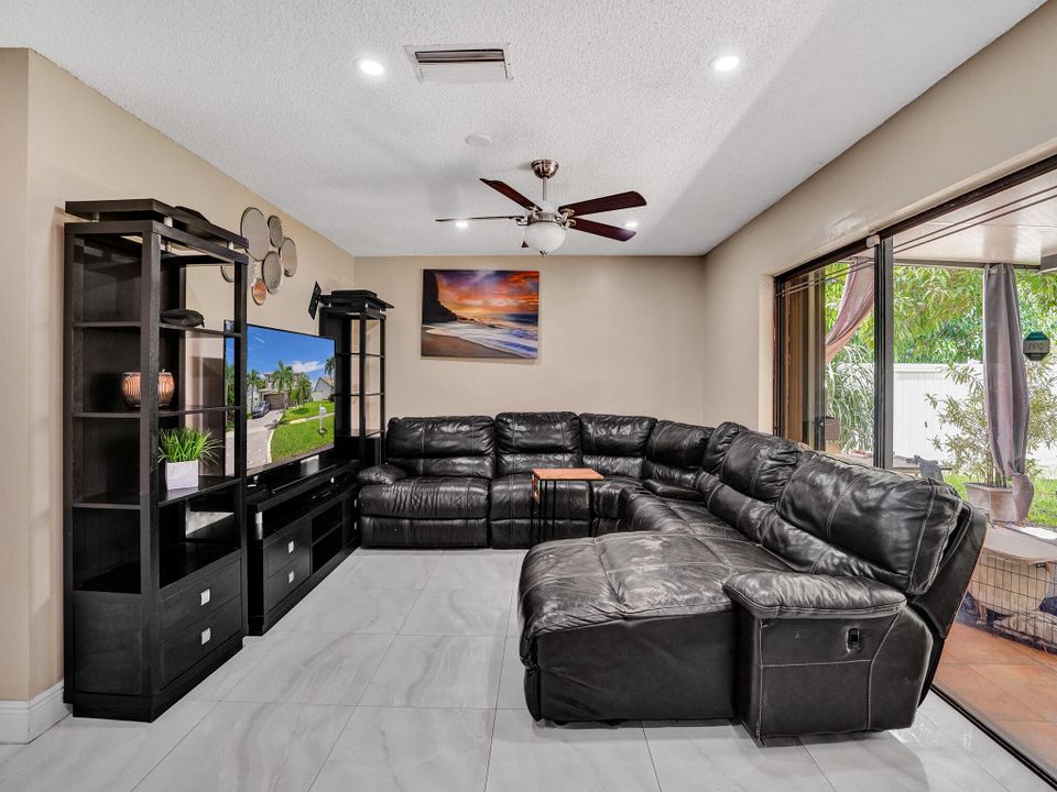 Activo con contrato: $680,000 (4 camas, 3 baños, 2270 Pies cuadrados)