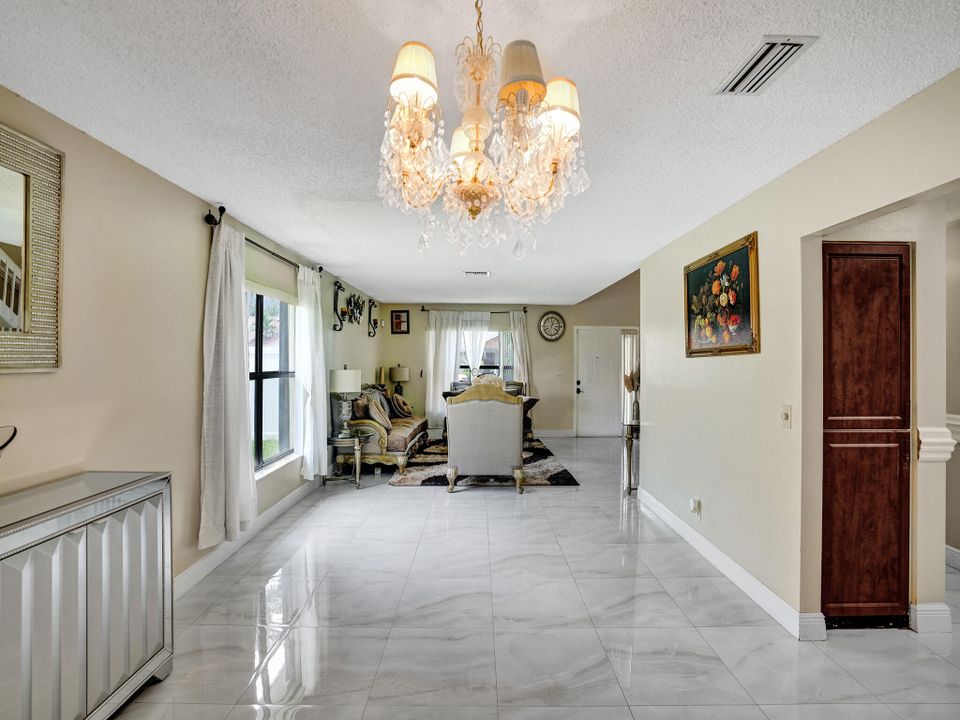 Activo con contrato: $680,000 (4 camas, 3 baños, 2270 Pies cuadrados)