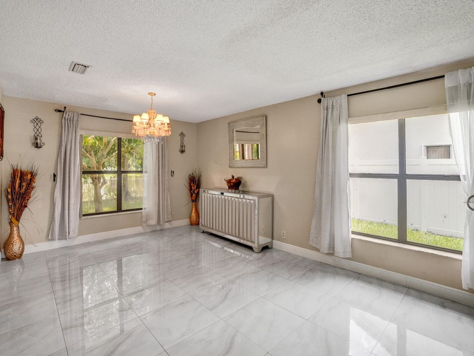 Activo con contrato: $680,000 (4 camas, 3 baños, 2270 Pies cuadrados)