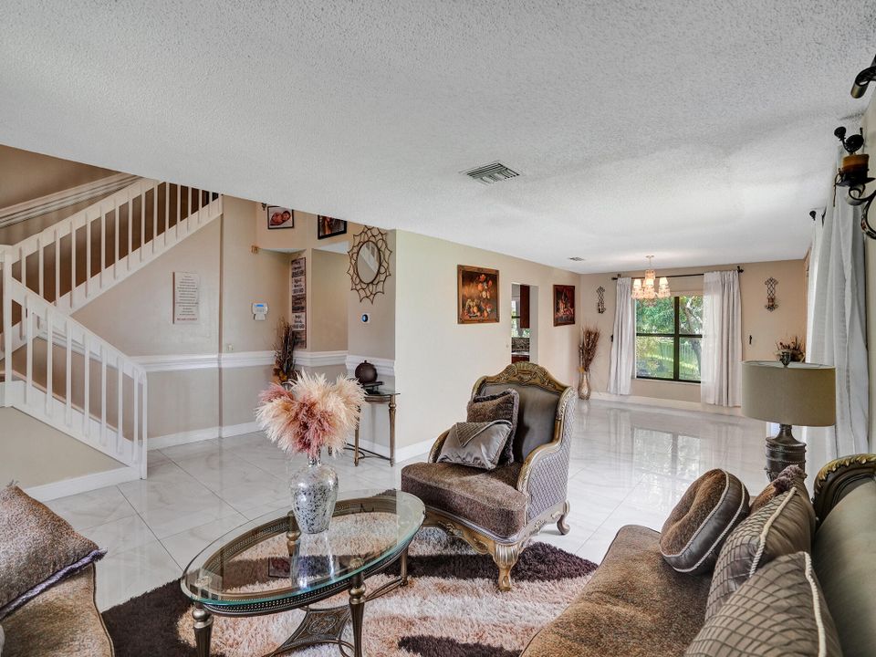 Activo con contrato: $680,000 (4 camas, 3 baños, 2270 Pies cuadrados)