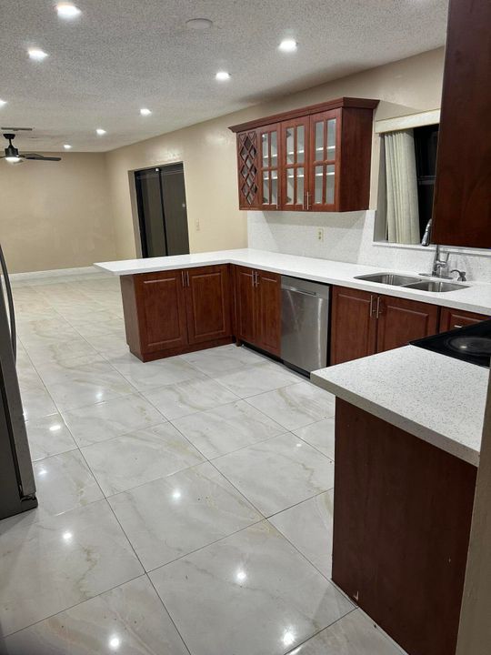 Activo con contrato: $680,000 (4 camas, 3 baños, 2270 Pies cuadrados)