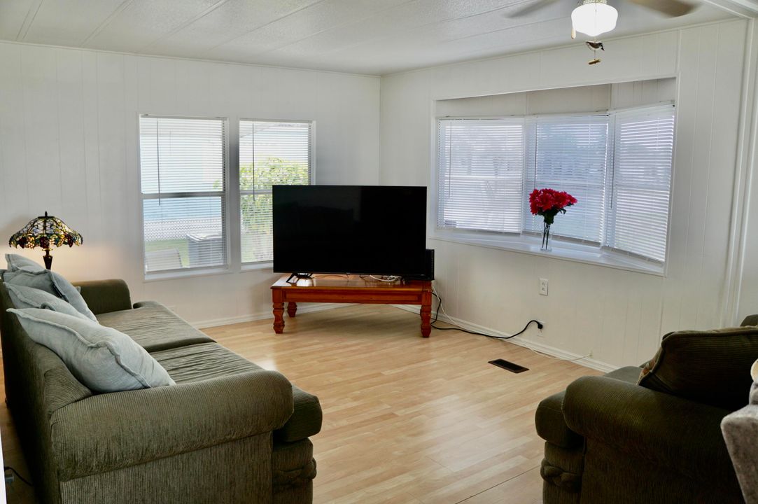 待售: $34,900 (2 贝兹, 2 浴室, 984 平方英尺)