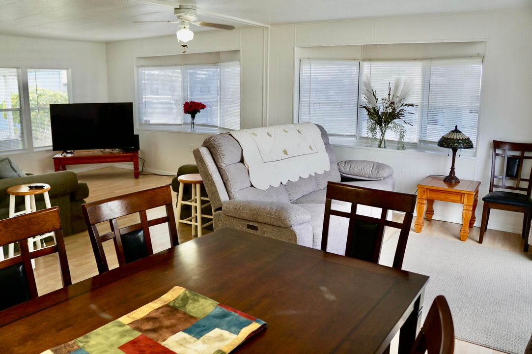 待售: $34,900 (2 贝兹, 2 浴室, 984 平方英尺)