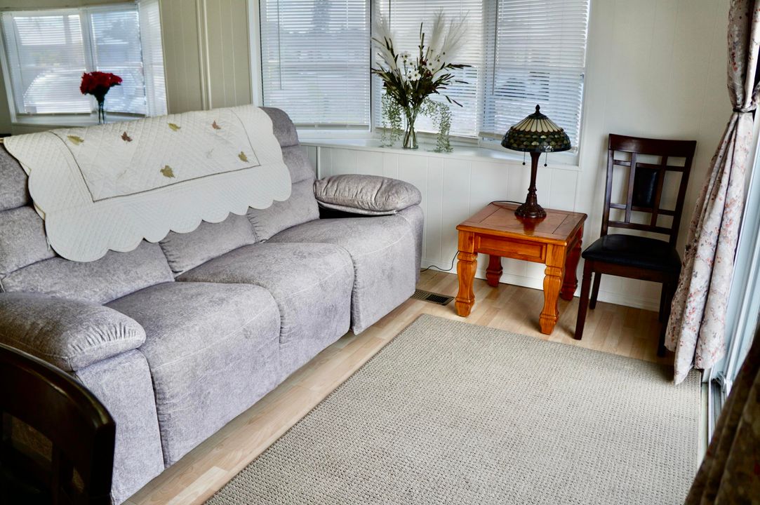 待售: $34,900 (2 贝兹, 2 浴室, 984 平方英尺)