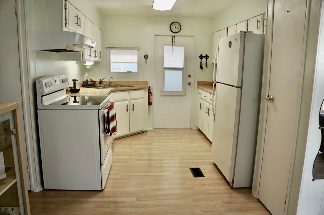 待售: $34,900 (2 贝兹, 2 浴室, 984 平方英尺)