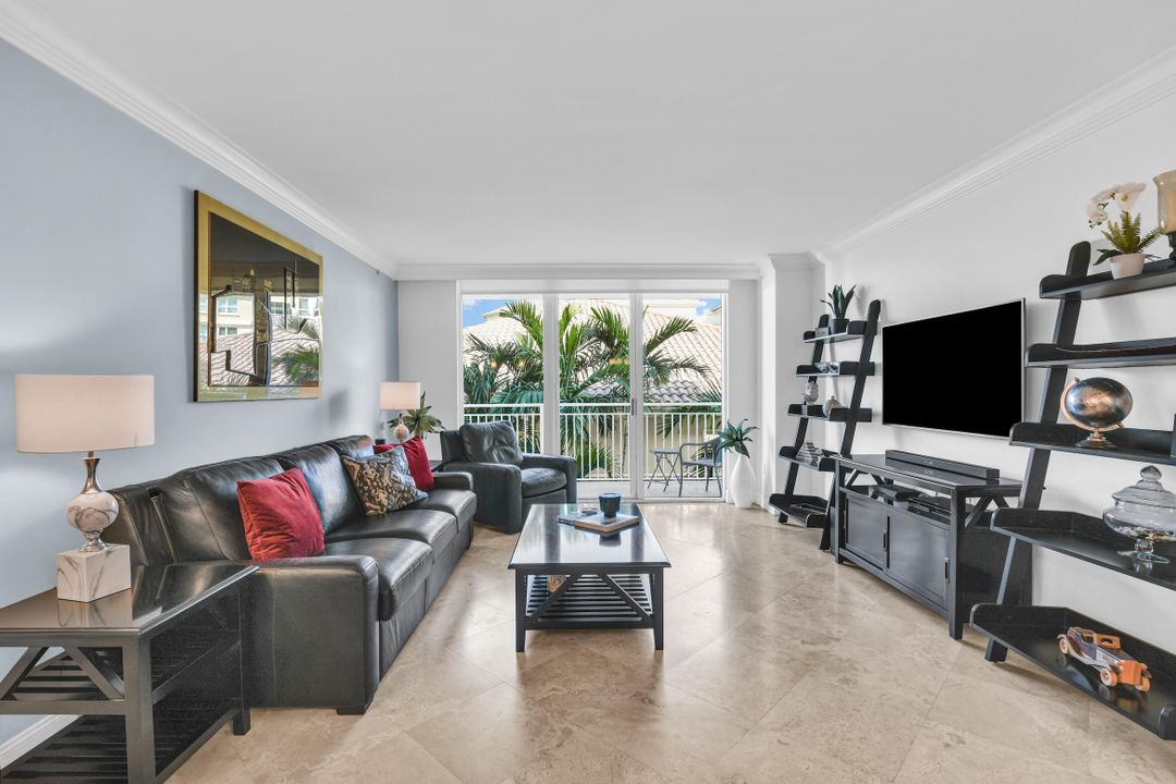 For Sale: $729,000 (2 beds, 2 baths, 1310 Square Feet)