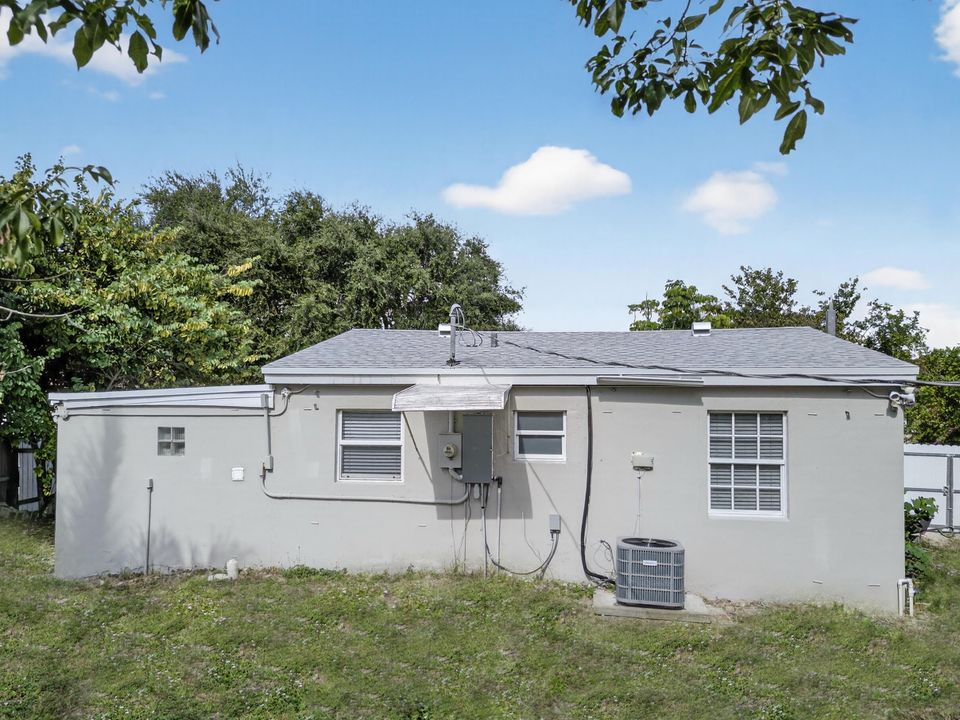 Activo con contrato: $389,000 (3 camas, 2 baños, 900 Pies cuadrados)