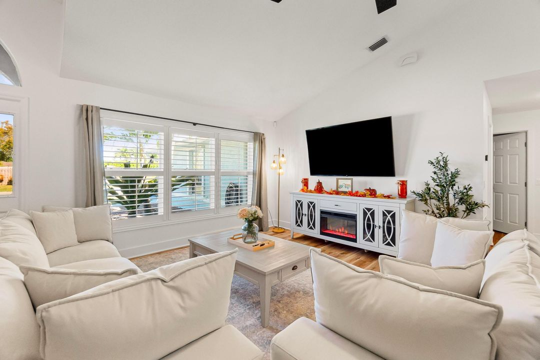 合同活跃: $389,999 (3 贝兹, 2 浴室, 1704 平方英尺)