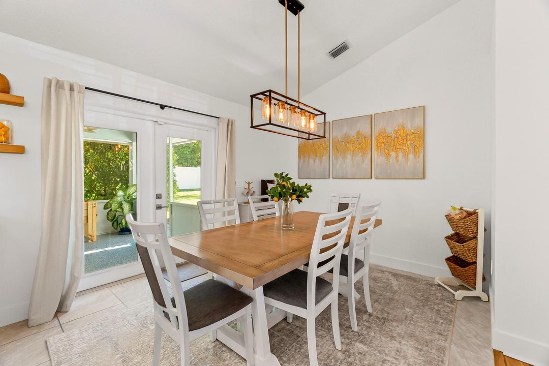 合同活跃: $389,999 (3 贝兹, 2 浴室, 1704 平方英尺)