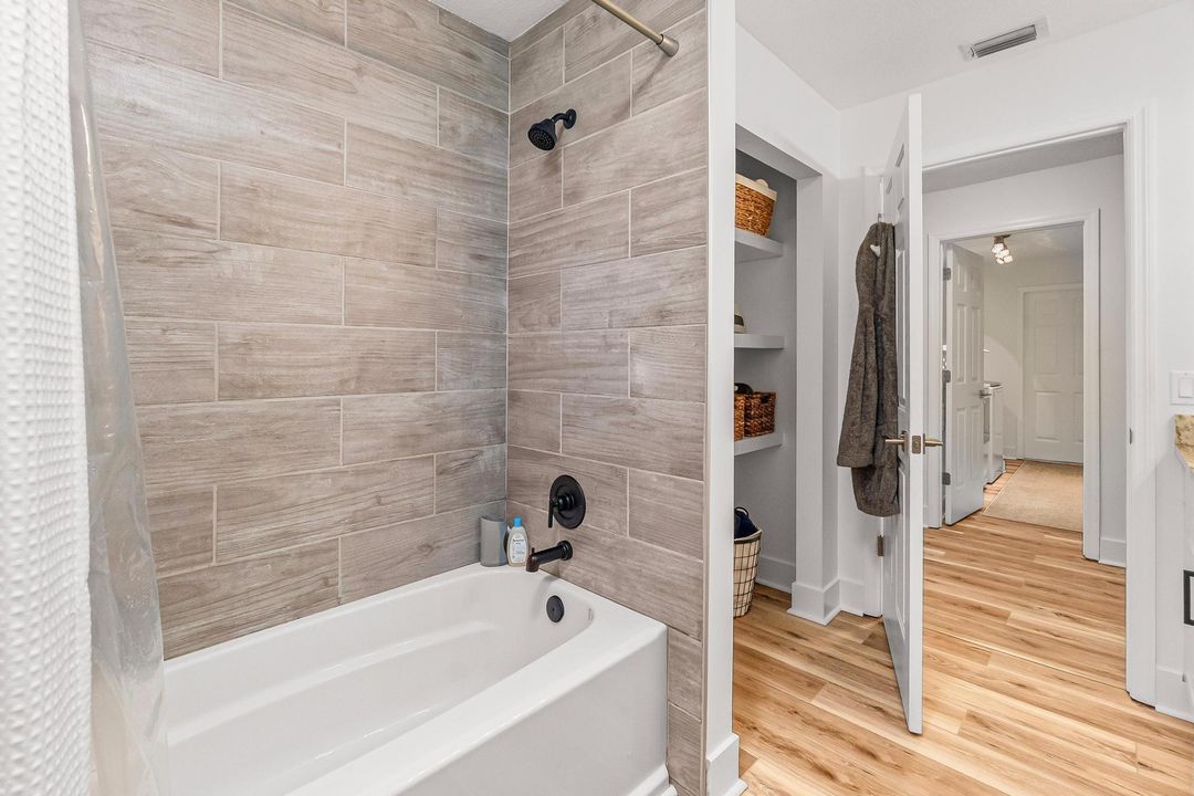 合同活跃: $389,999 (3 贝兹, 2 浴室, 1704 平方英尺)