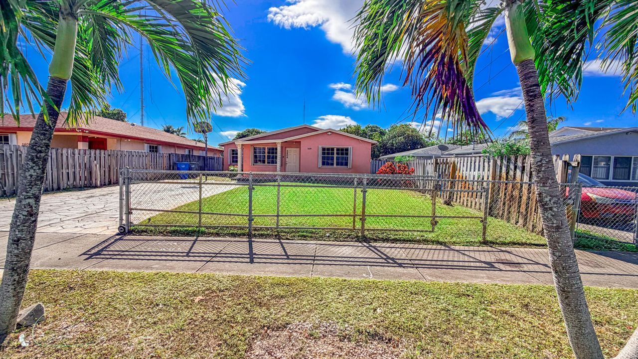 Active With Contract: $429,999 (3 beds, 2 baths, 1148 Square Feet)