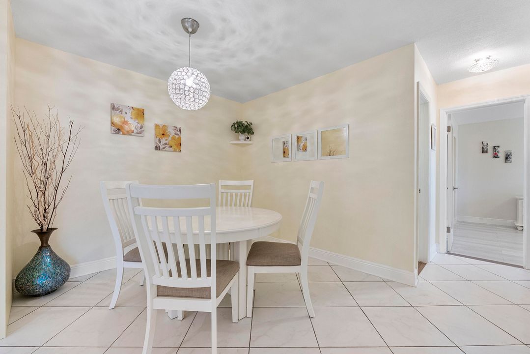 For Sale: $299,900 (2 beds, 2 baths, 978 Square Feet)
