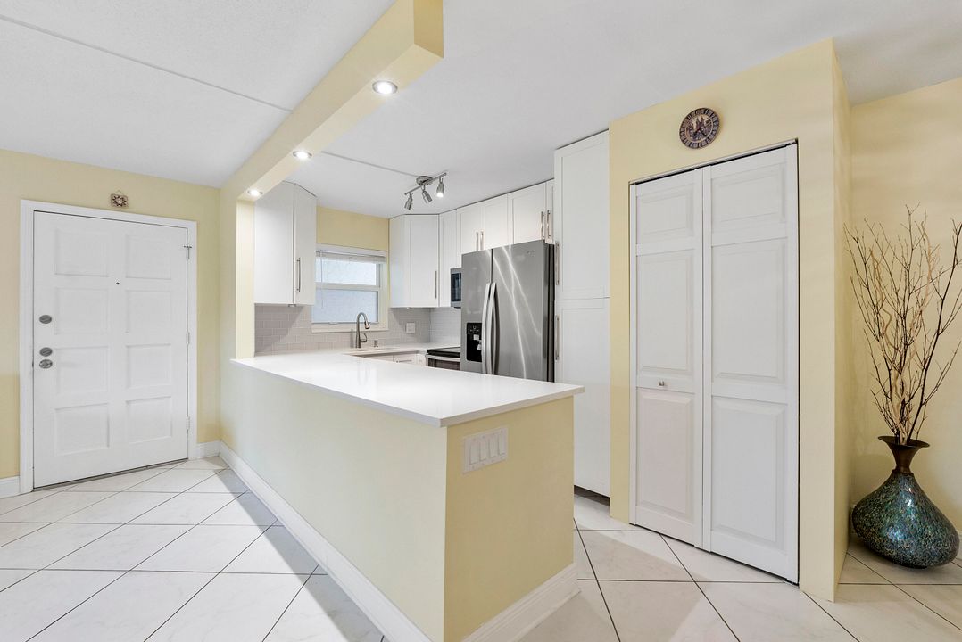 For Sale: $299,900 (2 beds, 2 baths, 978 Square Feet)