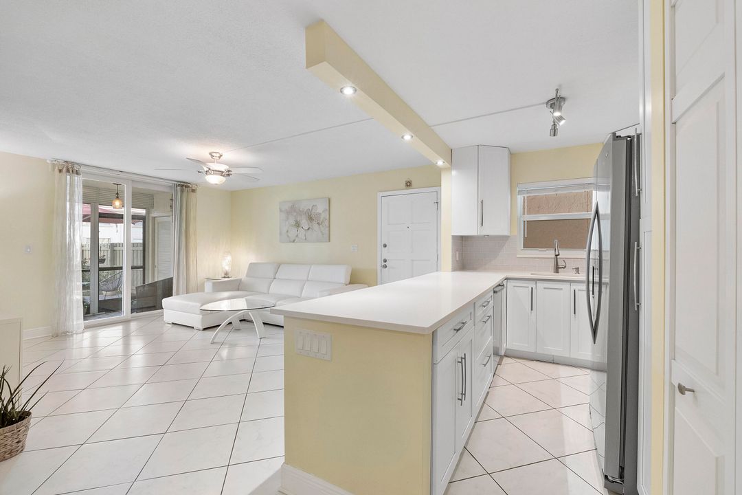 For Sale: $299,900 (2 beds, 2 baths, 978 Square Feet)