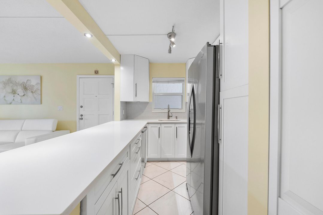 For Sale: $299,900 (2 beds, 2 baths, 978 Square Feet)