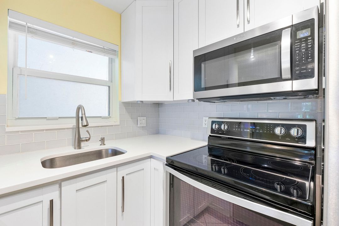 For Sale: $299,900 (2 beds, 2 baths, 978 Square Feet)