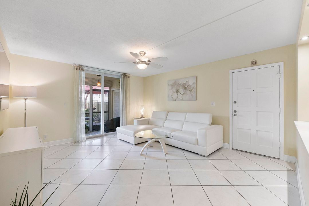 For Sale: $299,900 (2 beds, 2 baths, 978 Square Feet)