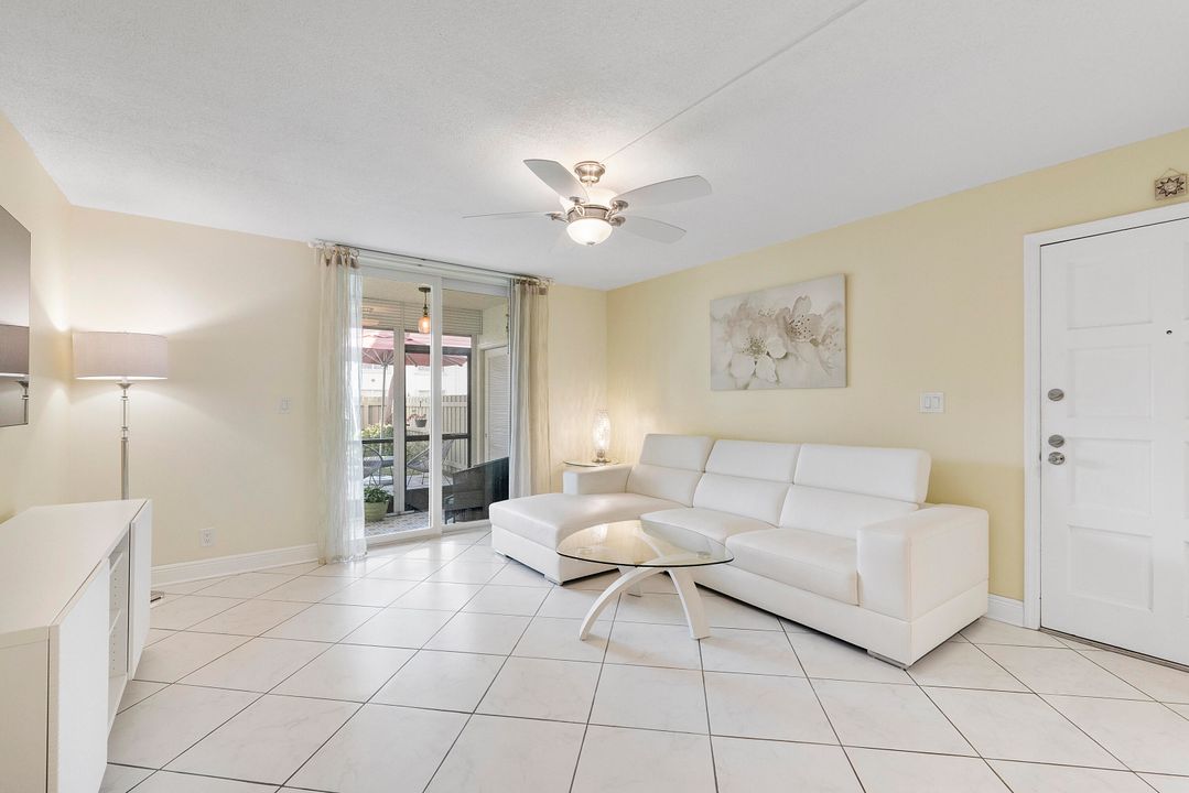 For Sale: $299,900 (2 beds, 2 baths, 978 Square Feet)