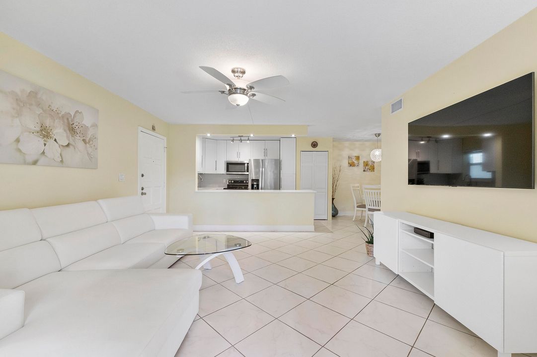 For Sale: $299,900 (2 beds, 2 baths, 978 Square Feet)