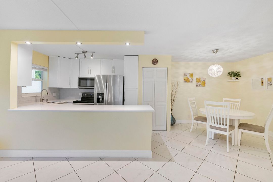 For Sale: $299,900 (2 beds, 2 baths, 978 Square Feet)