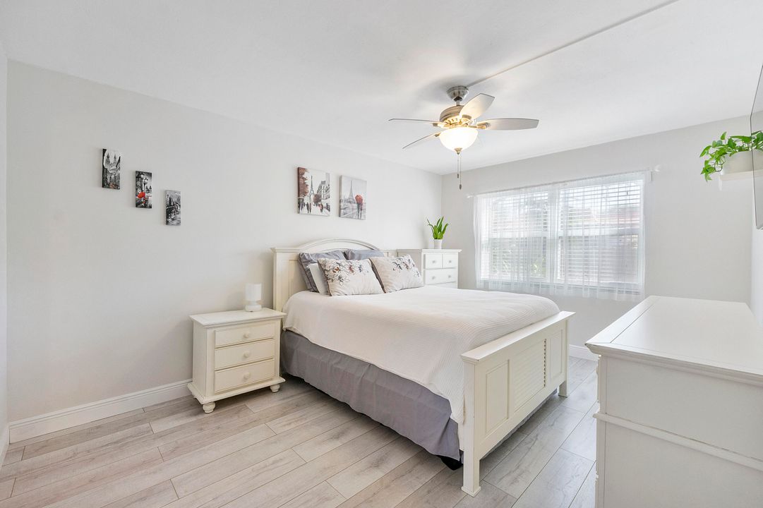 For Sale: $299,900 (2 beds, 2 baths, 978 Square Feet)
