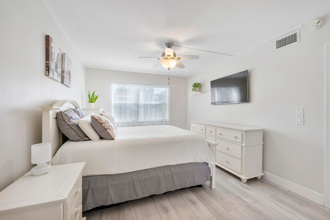 For Sale: $299,900 (2 beds, 2 baths, 978 Square Feet)